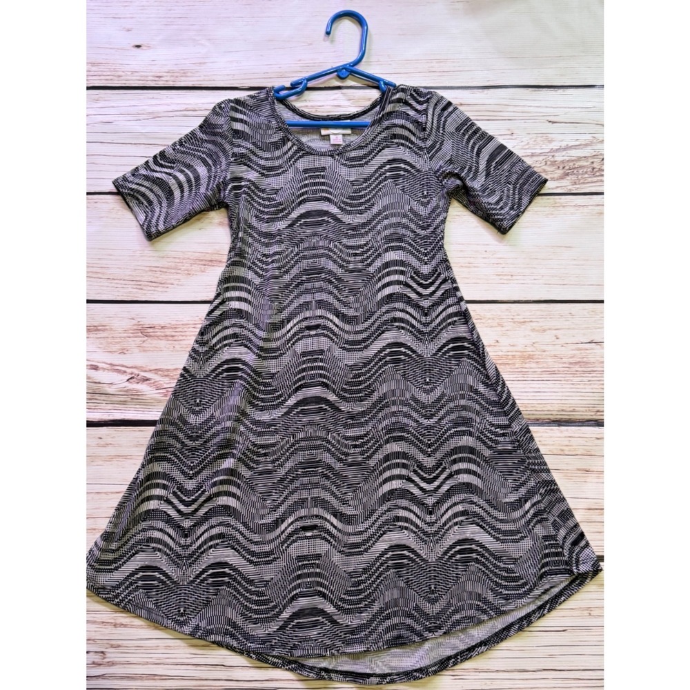LuLaRoe Girls Carly Dress Size 8 Black White Geometric Wave Print Short Sleeve
